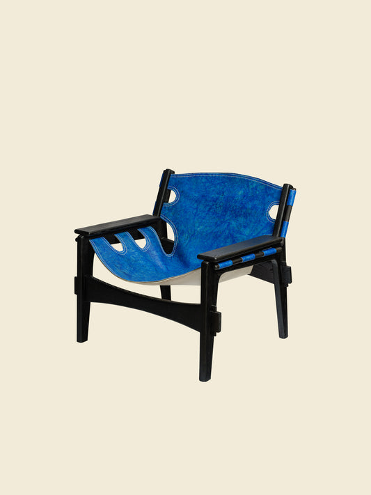 Replica Sergio Rodrigues Kilin lounge chair in blue leather with black wooden frame